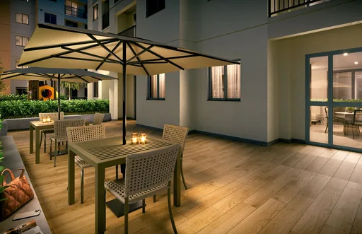 Area externa convivencia mesas guarda sol noite