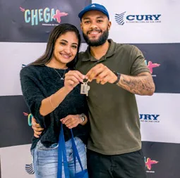 Entrega chaves casal compradores