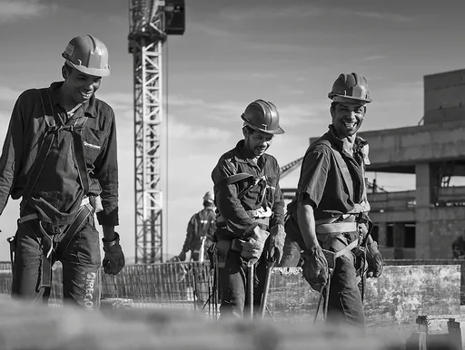 Operarios obra construcao empreendimento