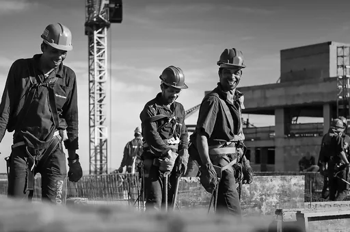 Operarios obra construcao empreendimento