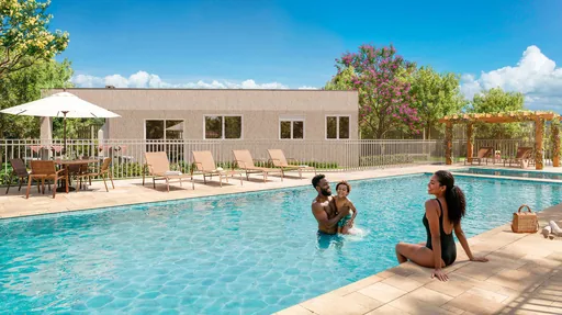 Piscina area lazer condominio