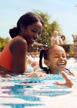 Piscina criancas lazer condominio