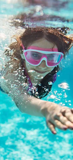 Crianca piscina area lazer