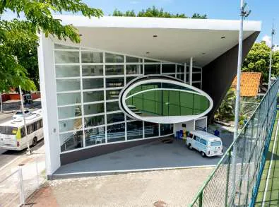 Edificio comercial fachada entorno local