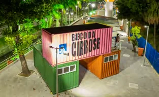 Beco container area lazer noturna