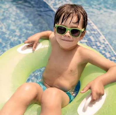 Crianca piscina area lazer