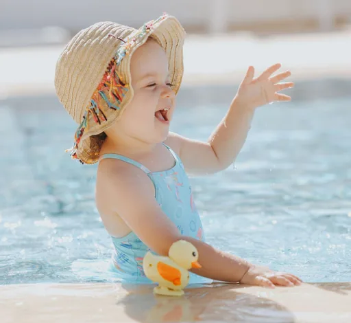 Crianca brincando piscina lazer