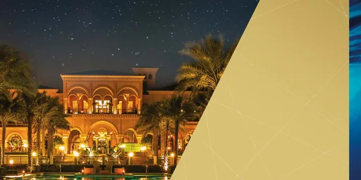 Fachada empreendimento noturna piscina palmeiras