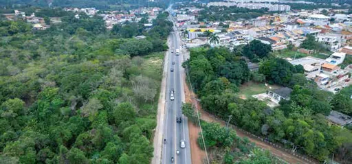 Vista aerea rodovia entorno bairro