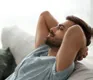 Pessoa relaxando sofa conforto residencial