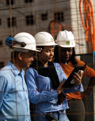 Equipe engenharia obra canteiro