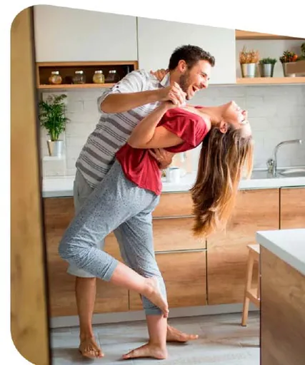 Casal cozinha estilo vida empreendimento