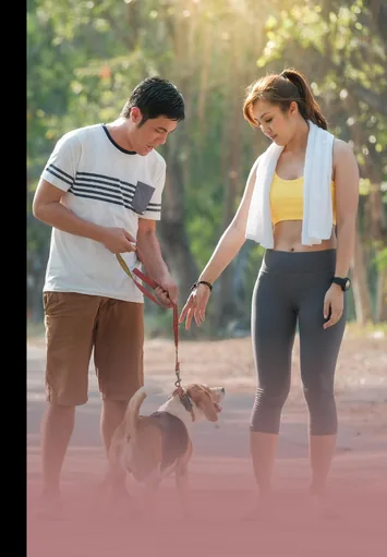 Casal passeio cachorro area lazer