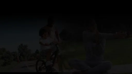 Familia crianca bicicleta area lazer