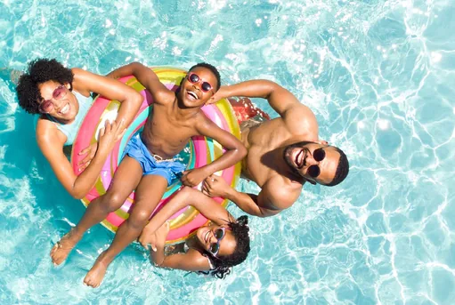 Familia piscina lazer amenidade