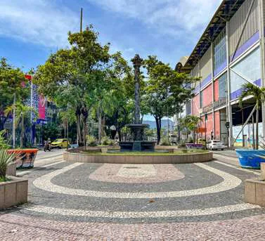 Praca publica entorno comercial