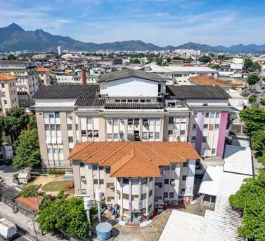 Vista aerea edificio entorno urbano