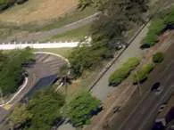 Vista aerea entorno viario verde