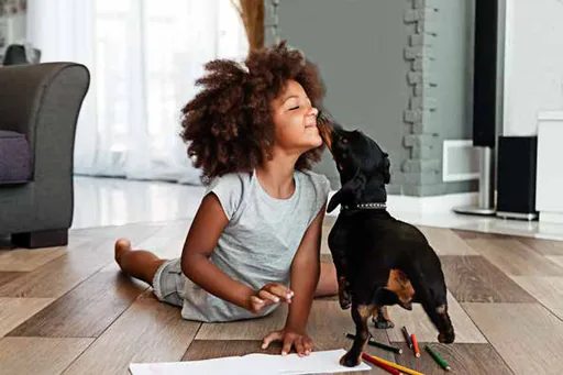 Estilo vida crianca cachorro interior