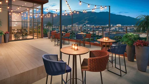 Rooftop bar terraco vista cidade noturna