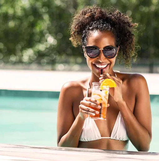 Pessoa na piscina estilo vida lazer