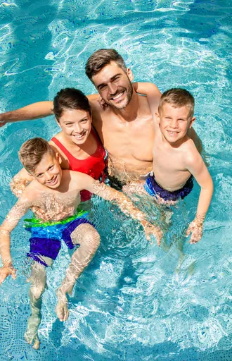 Familia piscina area lazer