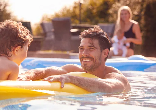 Familia piscina lazer amenidade