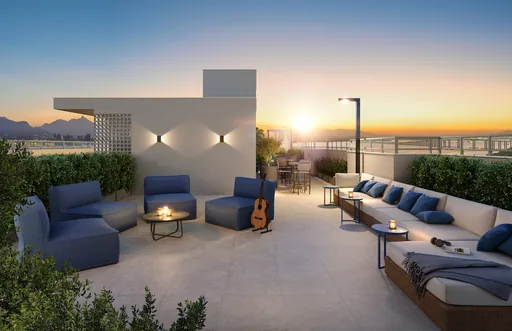 Rooftop lounge area por do sol vista cidade
