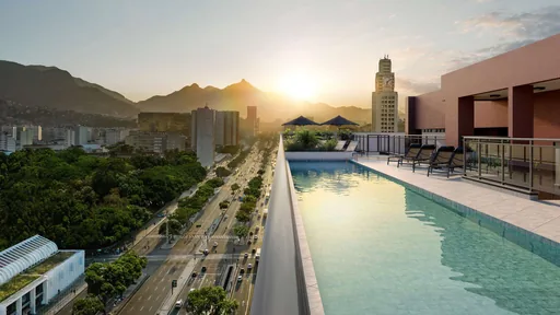 Piscina rooftop vista cidade por do sol