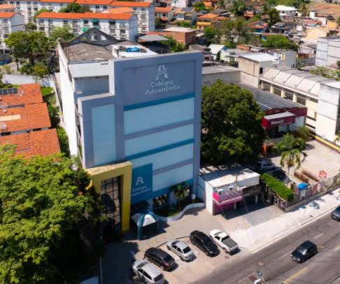 Colegio adventista entorno bairro