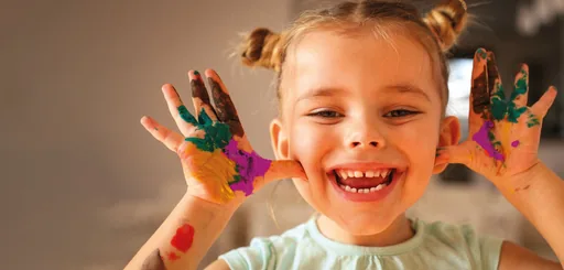 Crianca brincando estilo vida familiar