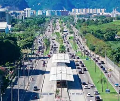Avenida principal contexto urbano bairro