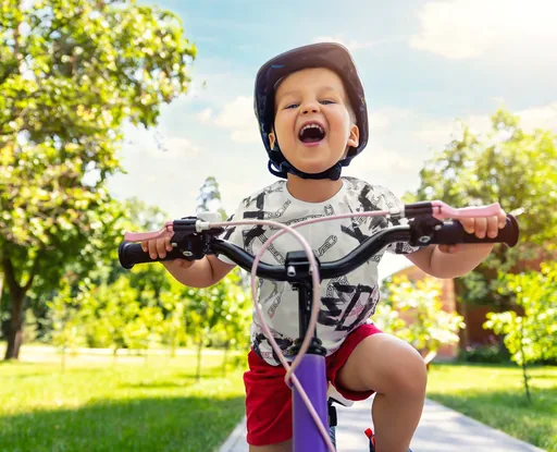 Crianca bicicleta area verde lazer